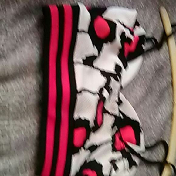 Red tan and black top - Picture 2 of 4